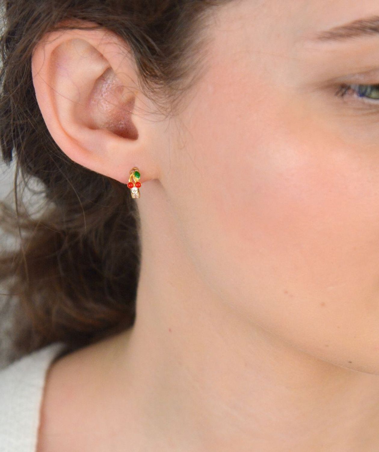 Złote kolczyki dziecięce kółka z wisienkami i białymi cyrkoniami 585 KL 3336.jpg